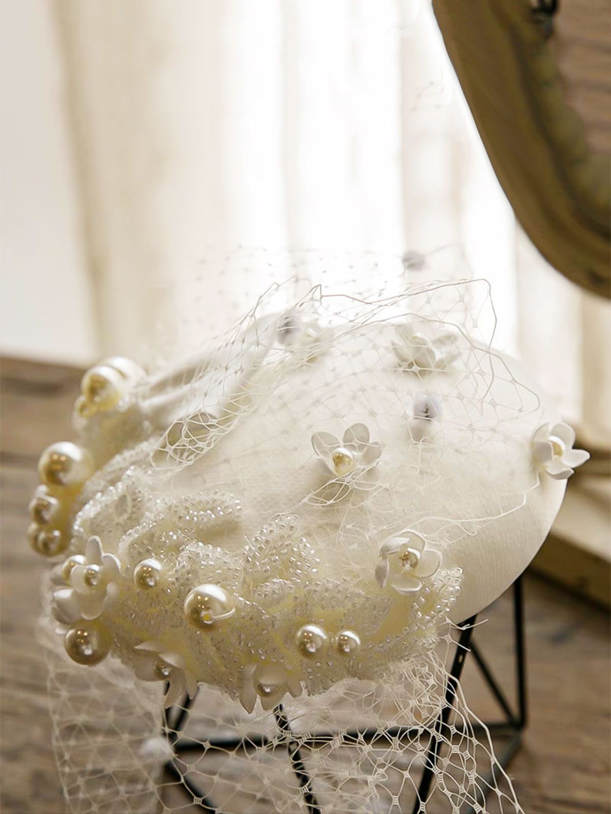 Chapeau vintage en maille avec nœud en perles blanches