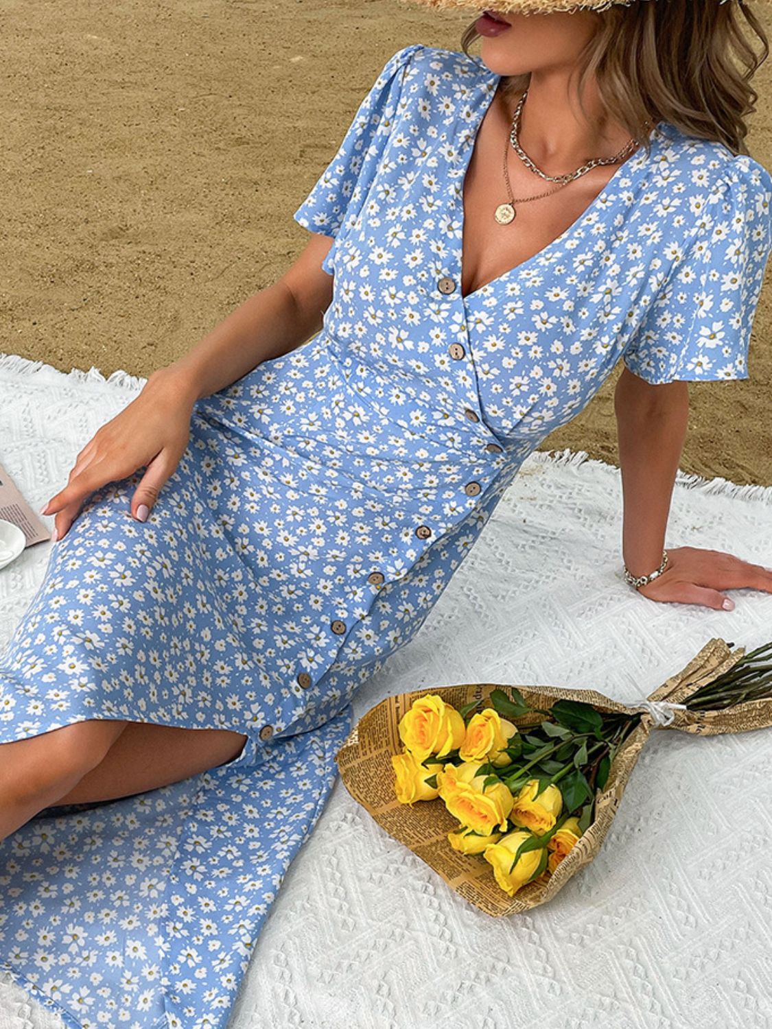 Robe fendue à manches bouffantes et boutons à petites fleurs