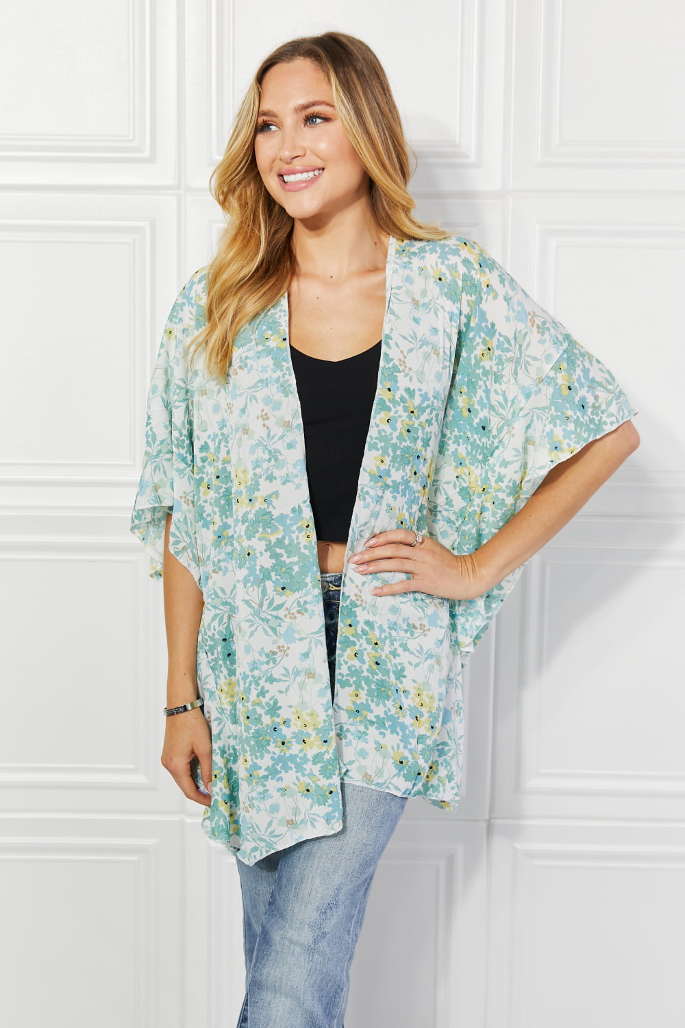 Justin Taylor – Fields of Poppy – Grüner Kimono mit Blumenmuster
