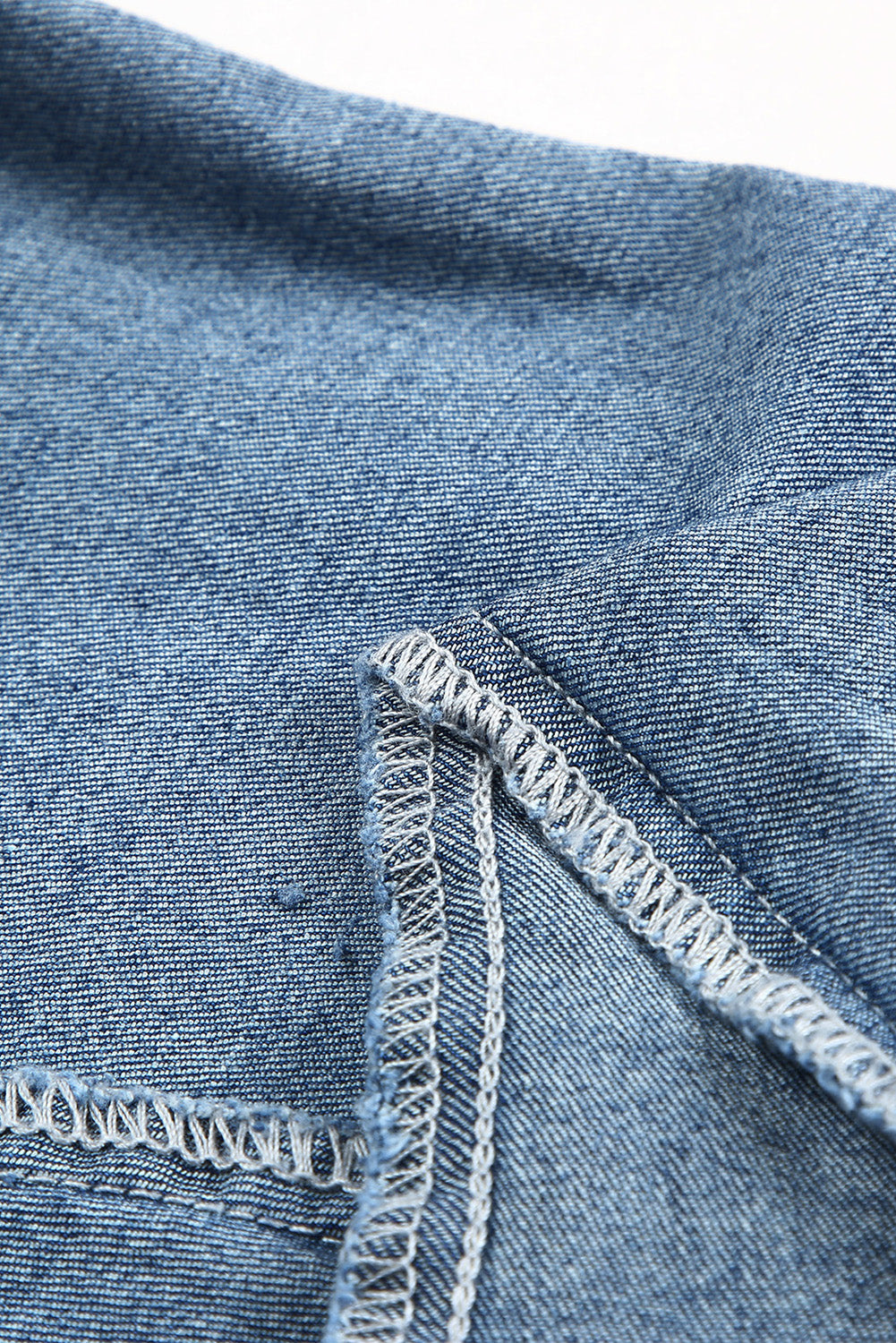 Asymmetrische Schlaghosenjeans mit offenem Saum