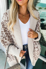 Khakifarbene Strickjacke mit flauschigem Leopardenmuster, geripptem Saum, Taschen und Reverskragen