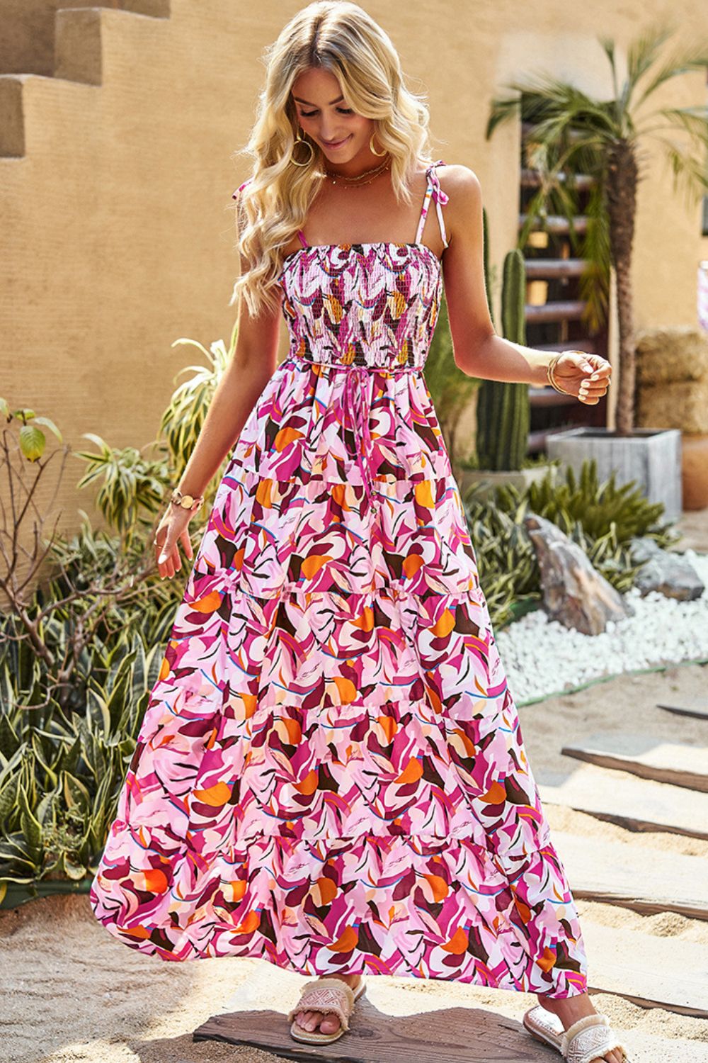 Robe longue imprimée à smocks et épaules nouées