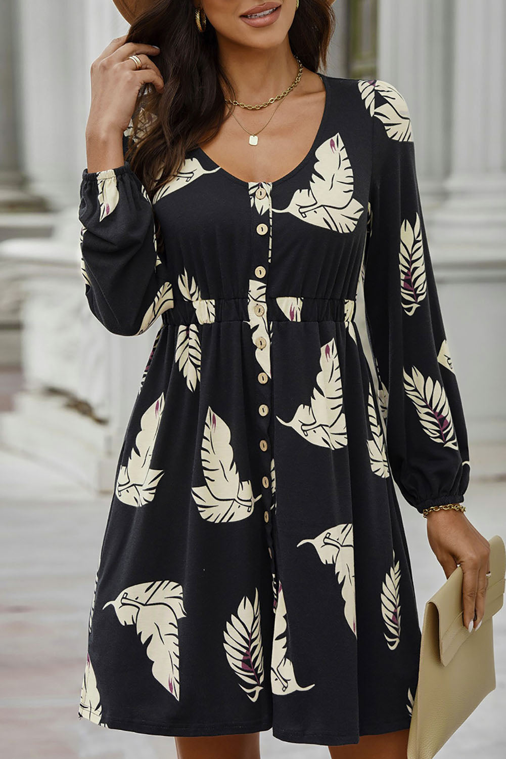 Bedrucktes Kleid mit Knöpfen und Schlitz und langen Ärmeln