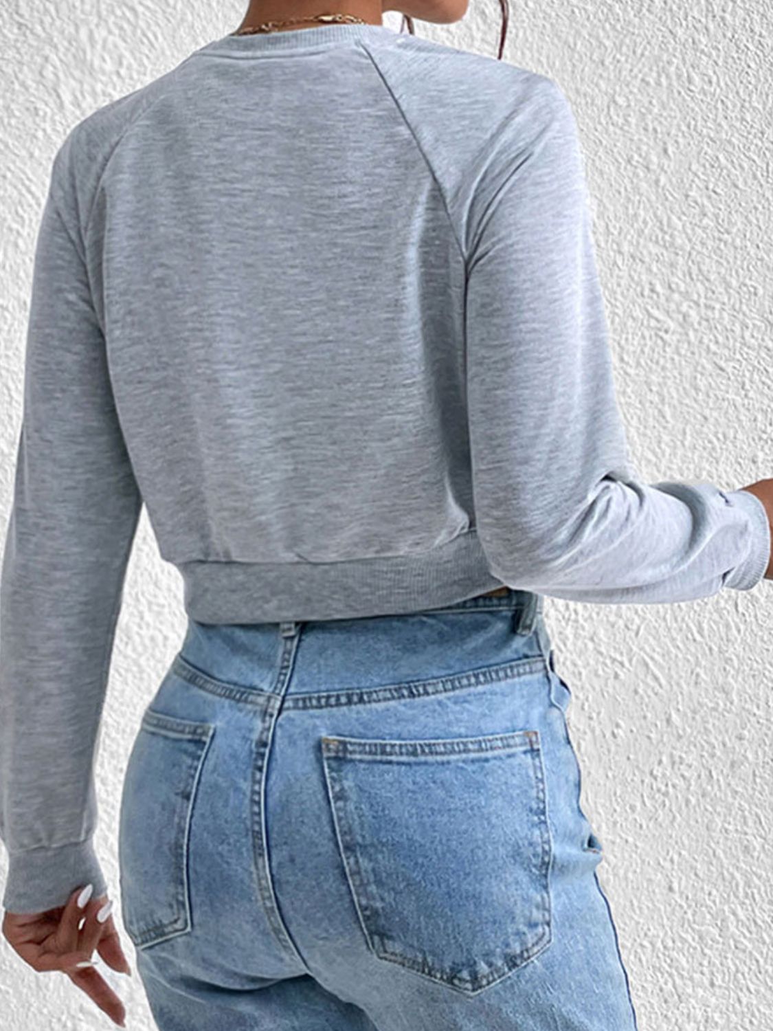 Kurzes Sweatshirt mit Raglanärmeln und Rundhalsausschnitt