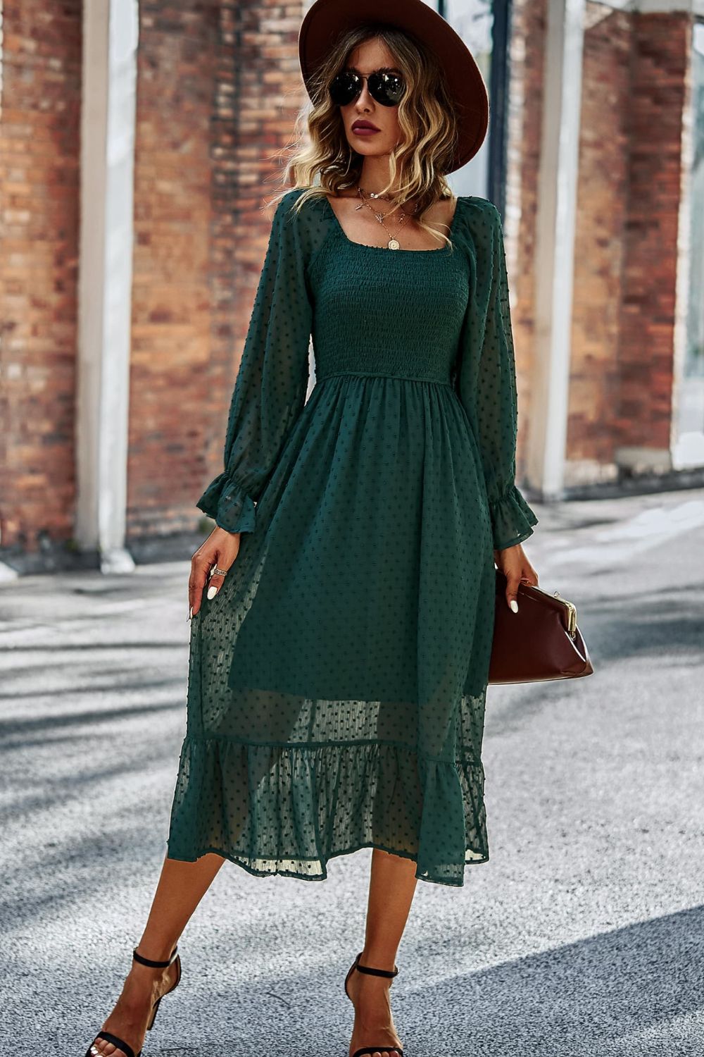 Robe à pois suisses à col carré et smocks