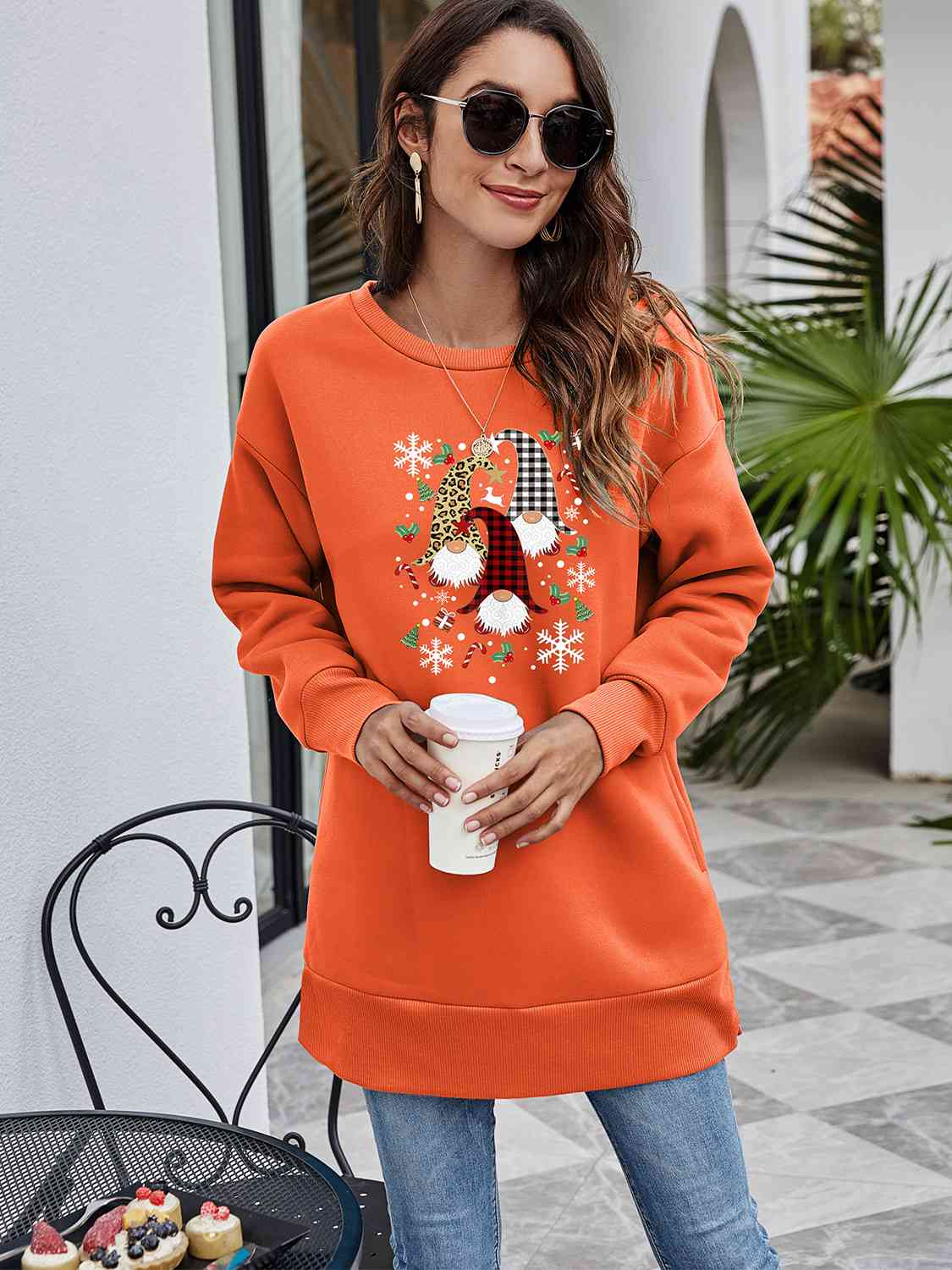 Sweat-shirt graphique à col rond et épaules tombantes