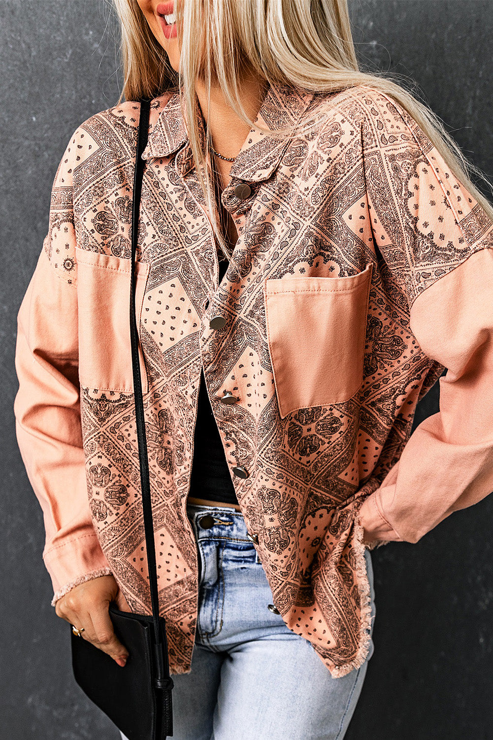 Bedruckte Button-Down-Jacke mit offenem Saum und Taschen
