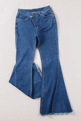 Asymmetrische Schlaghosenjeans mit offenem Saum