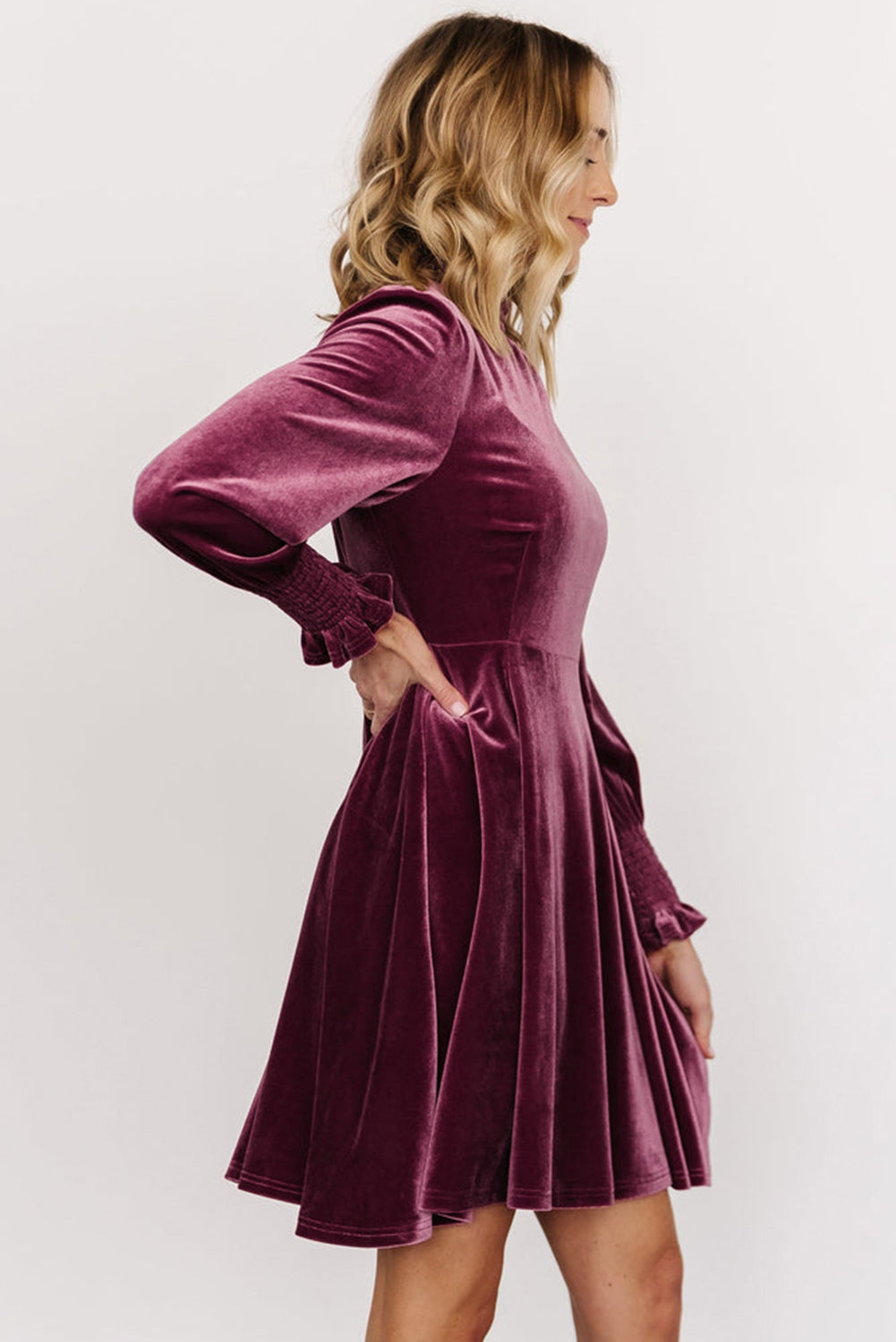 Robe en velours bordeaux à col montant et manches volantées