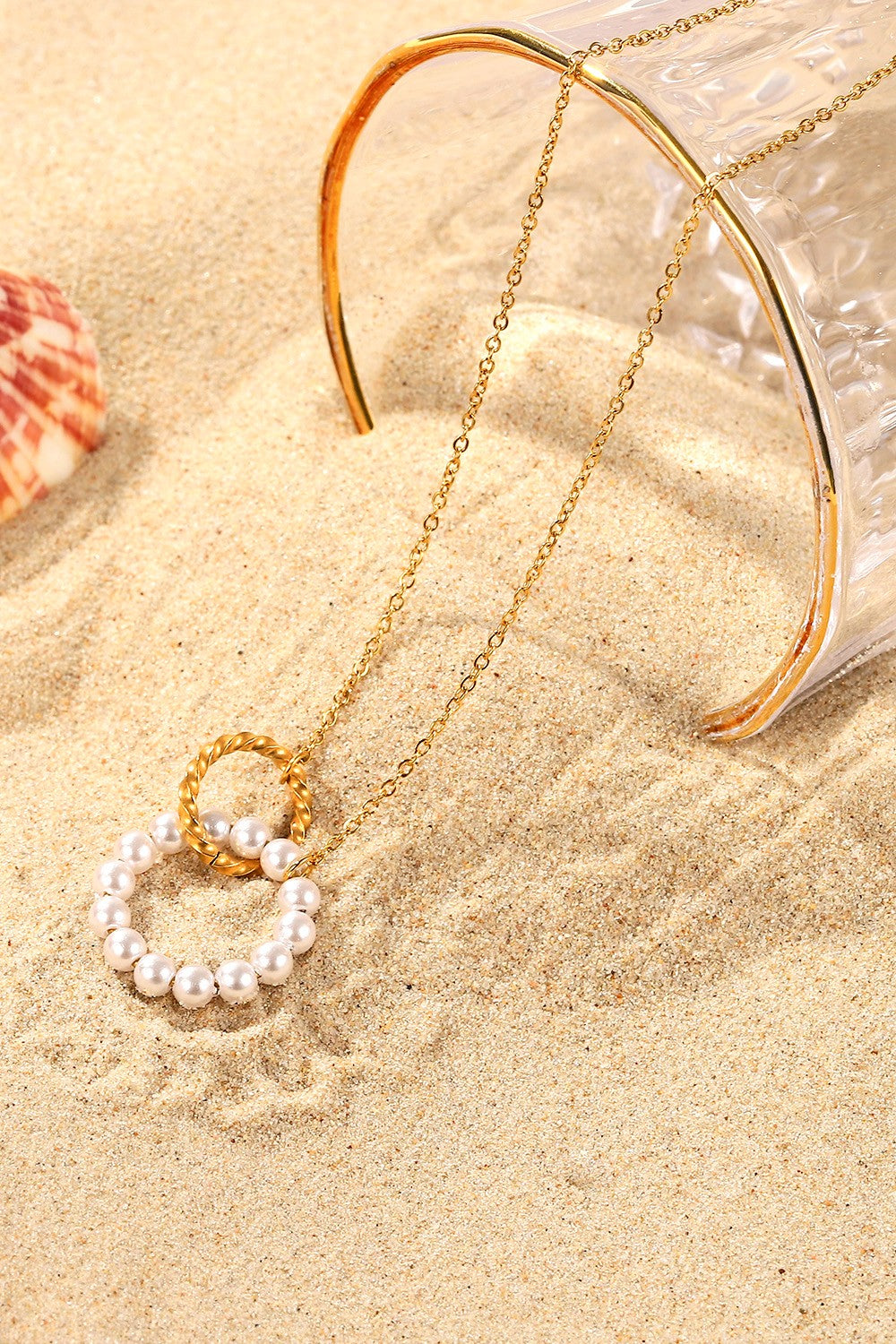 Collier avec pendentif en forme de créole en perles