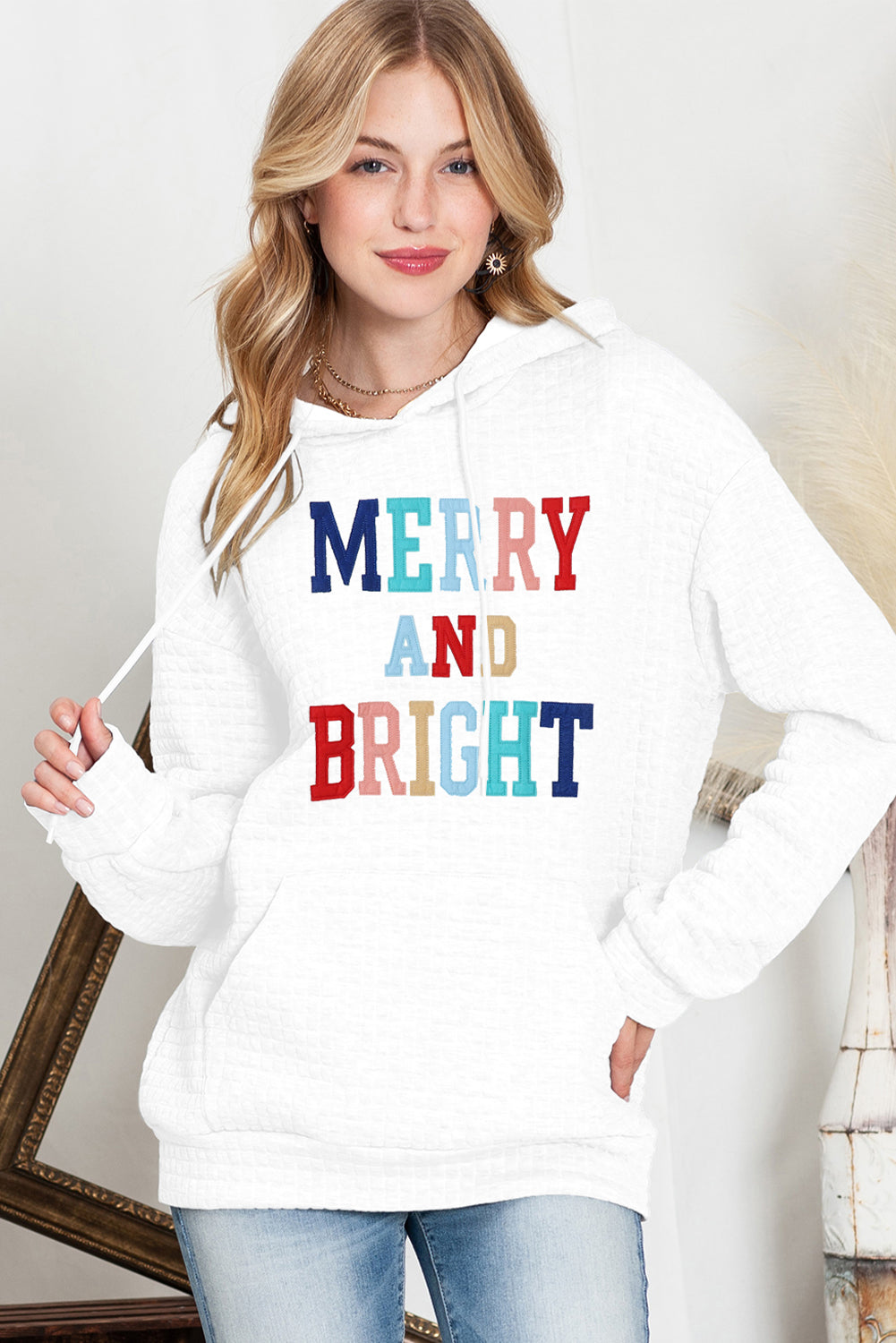 Weißer MERRY BRIGHT Kapuzenpullover mit Gitterstruktur und Grafik