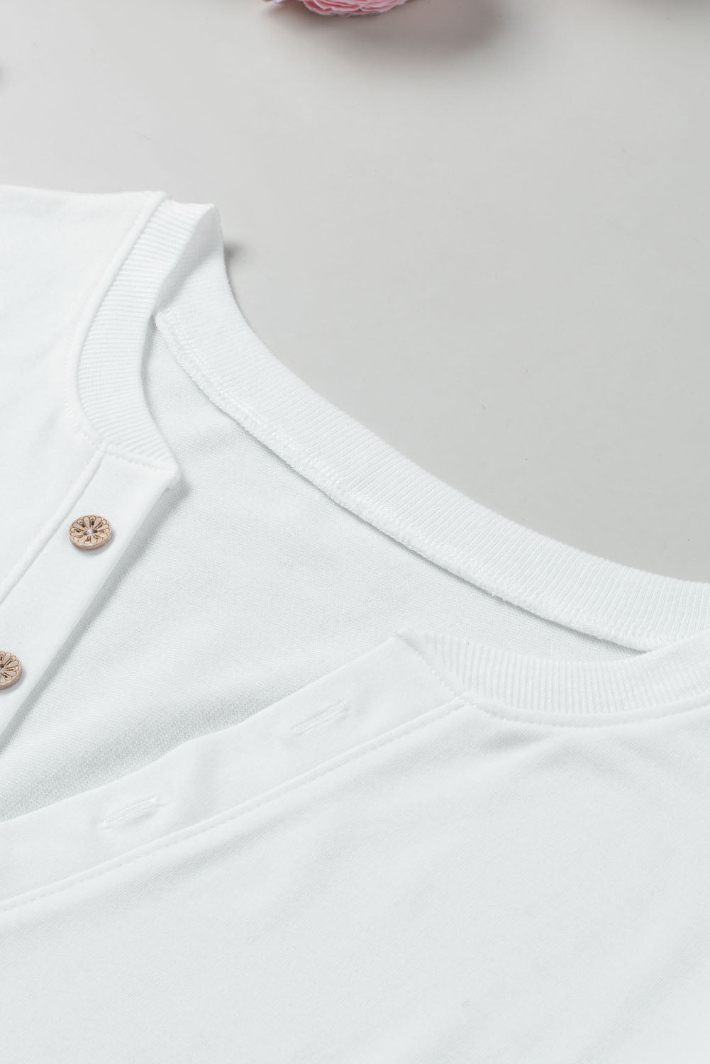 Haut à ourlet incurvé avec détails boutonnés