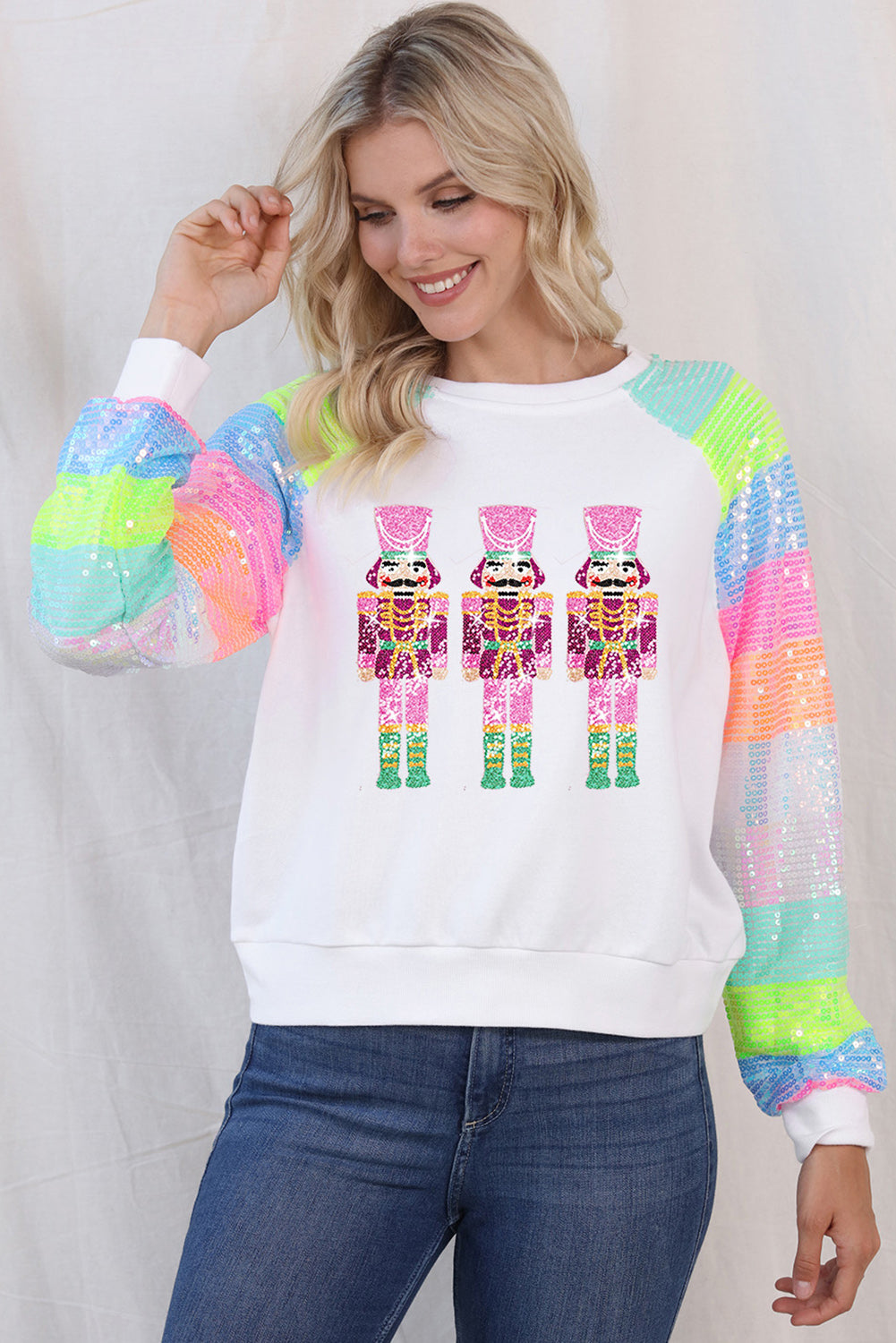 Weißes Sweatshirt mit Pailletten und Colorblock-Ärmeln und Nussknacker-Grafik