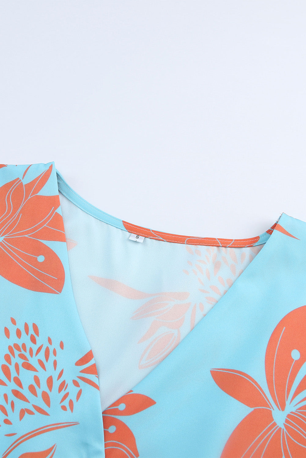 Robe imprimée à col en V et cordon de serrage à la taille