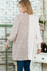 Khakifarbene, leichte Strickjacke mit Tiermuster und Farbblockdesign und Bischofsärmeln