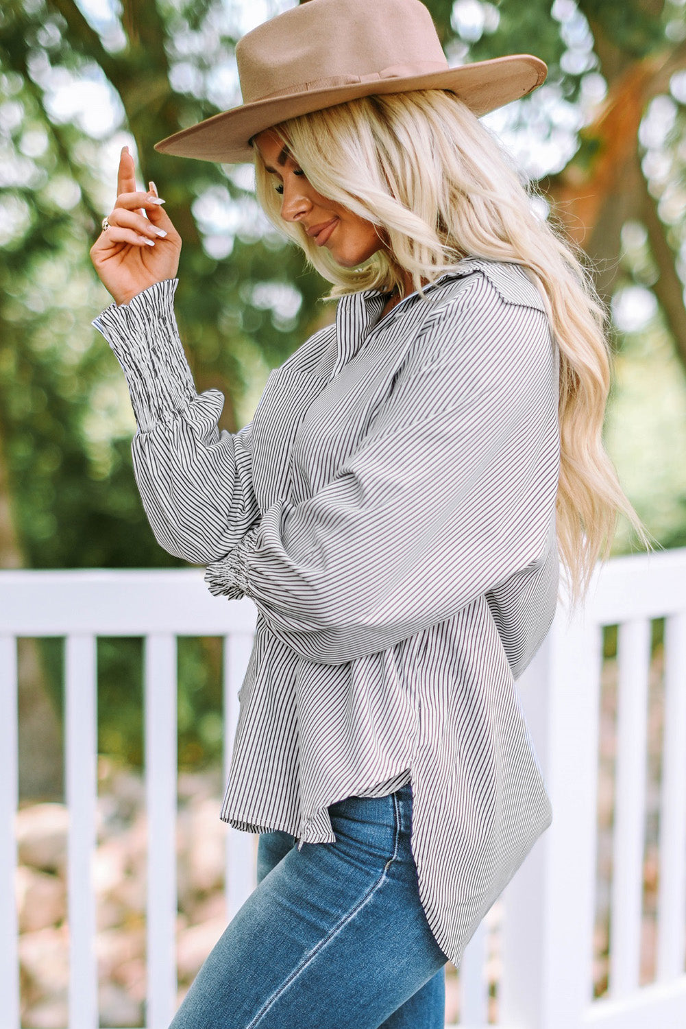 Chemise rayée à smocks et boutons sur le devant