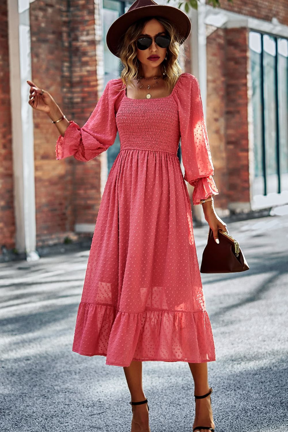 Robe à pois suisses à col carré et smocks