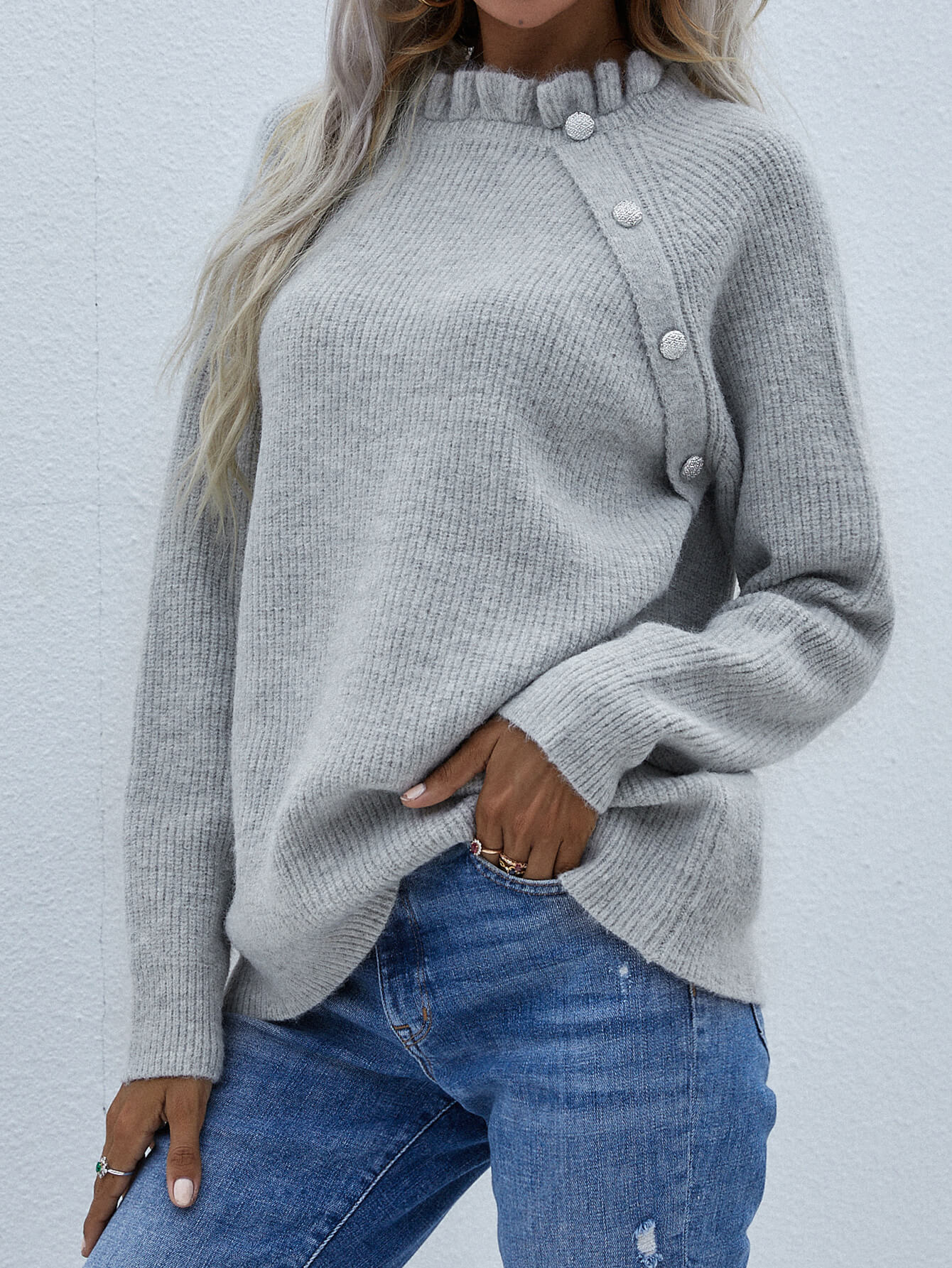 Rippstrickpullover mit Knopfdetail und Rüschenkragen