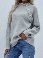Rippstrickpullover mit Knopfdetail und Rüschenkragen
