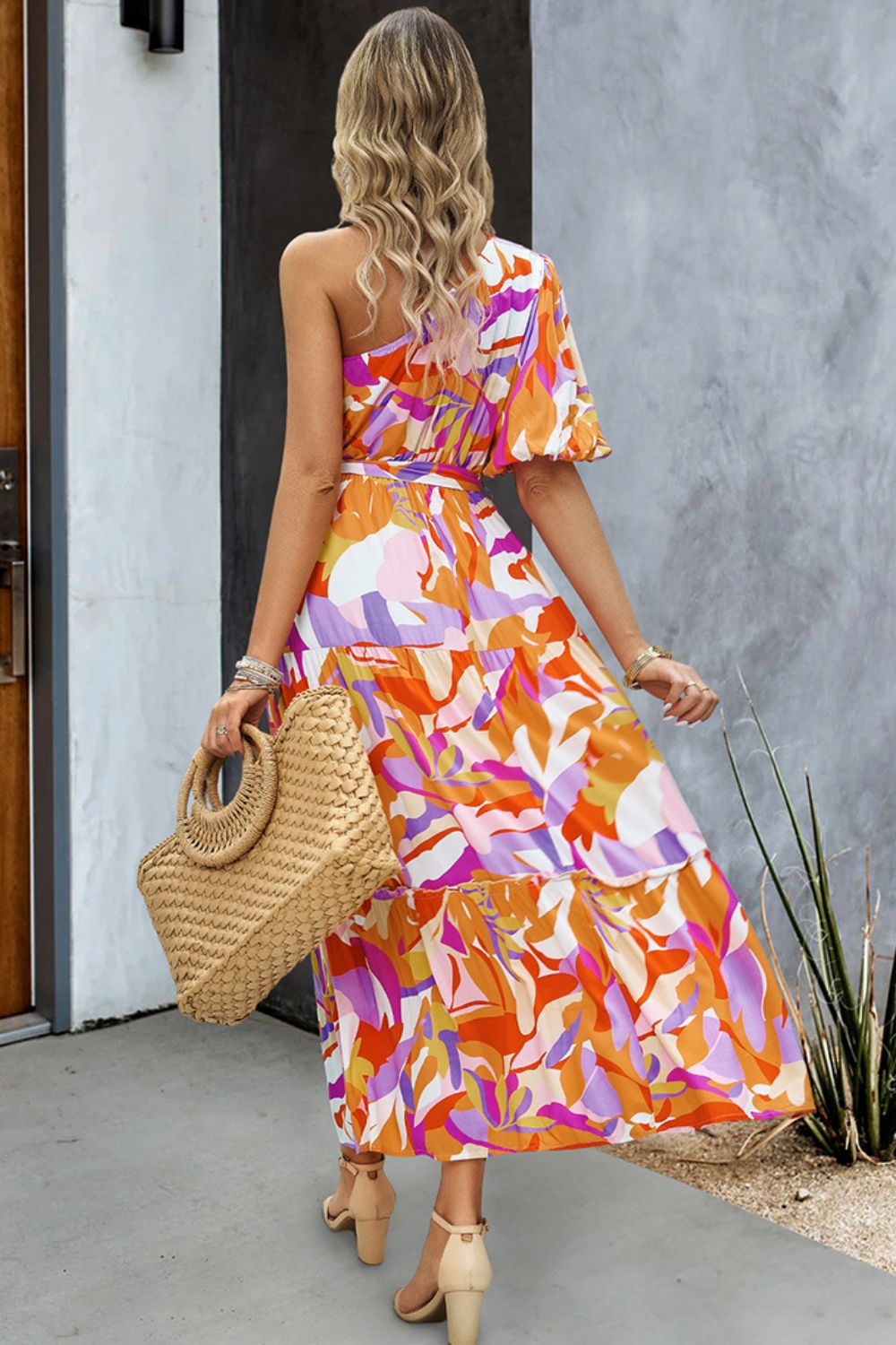 Robe longue imprimée asymétrique avec ceinture nouée