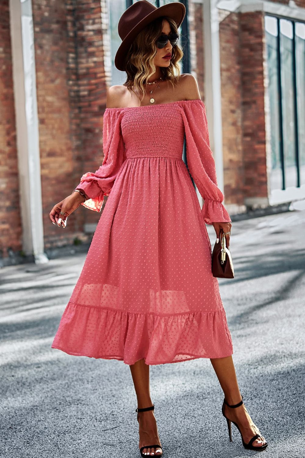 Robe à pois suisses à col carré et smocks