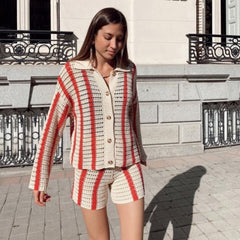 Zweiteiliger Pullover mit schmalem Cardigan und hohem Kragen, Knopfleiste und Streifen