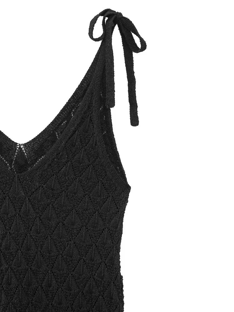 Mittellanges Strickkleid mit V-Ausschnitt, Hohlsaum und Cut-Outs