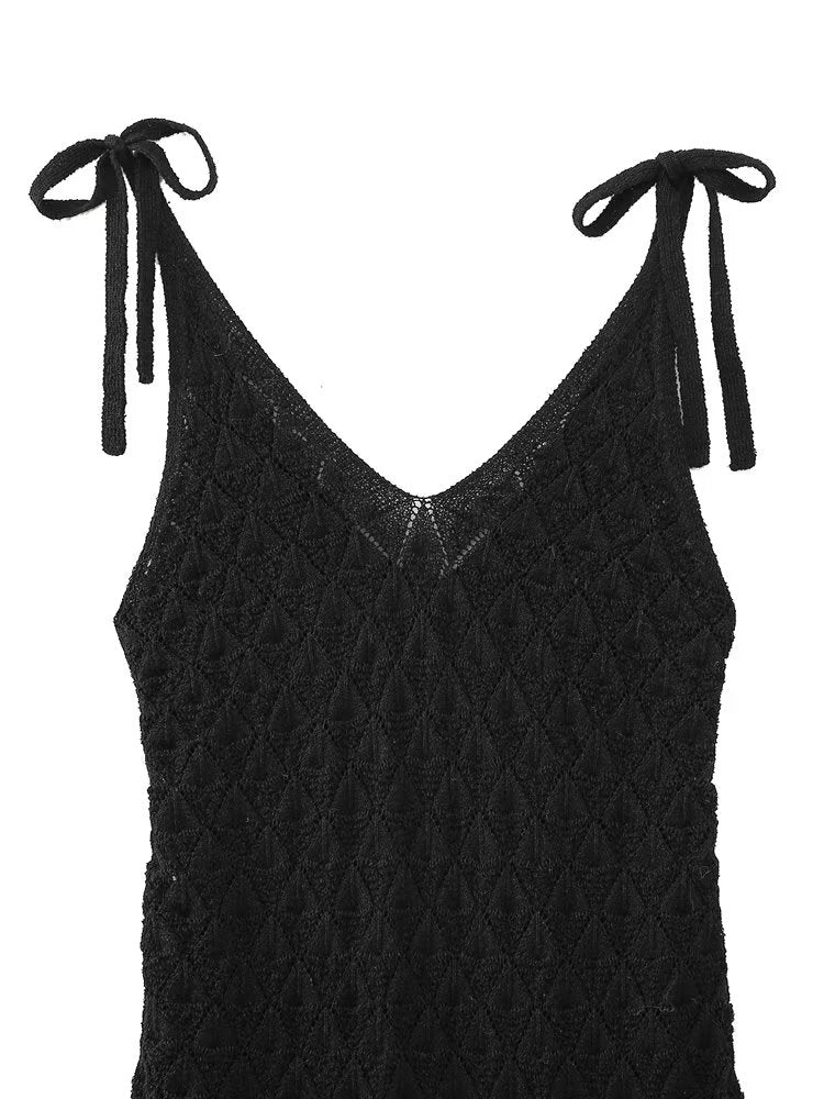 Mittellanges Strickkleid mit V-Ausschnitt, Hohlsaum und Cut-Outs