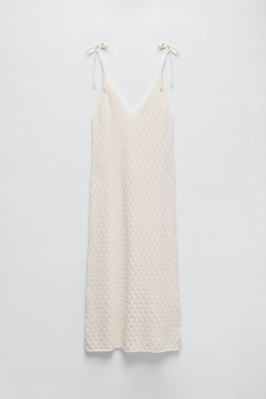 Mittellanges Strickkleid mit V-Ausschnitt, Hohlsaum und Cut-Outs