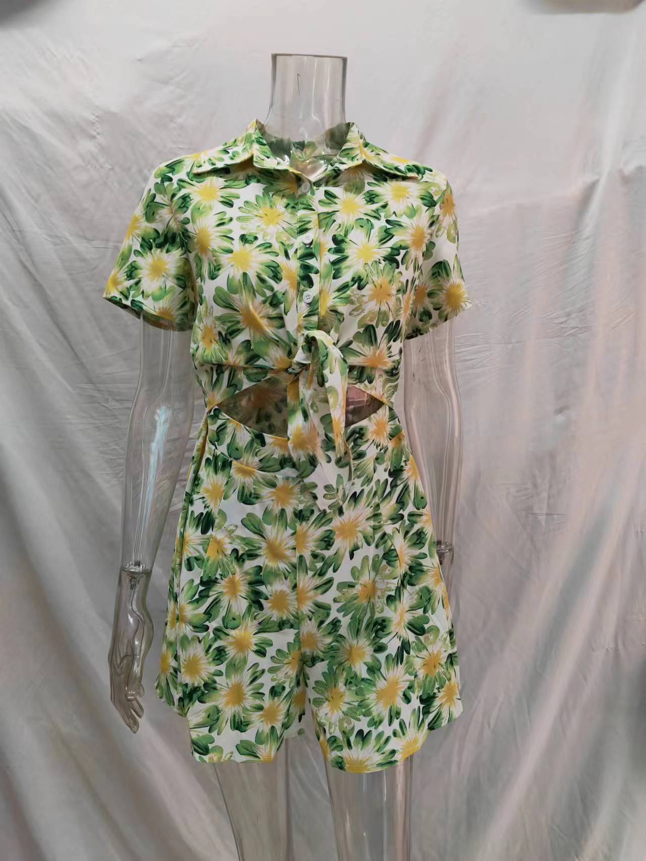 Kurzärmliger Strampler mit Blumenmuster und Schleife