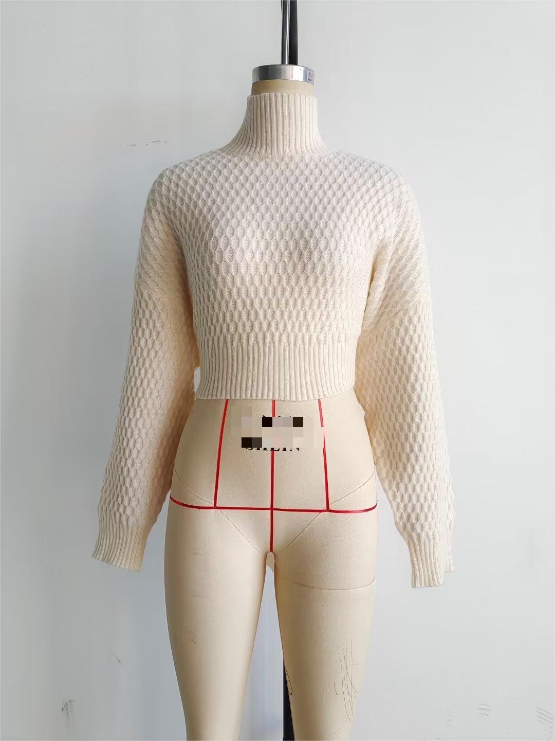 Lockerer rückenfreier Halbrollkragenpullover