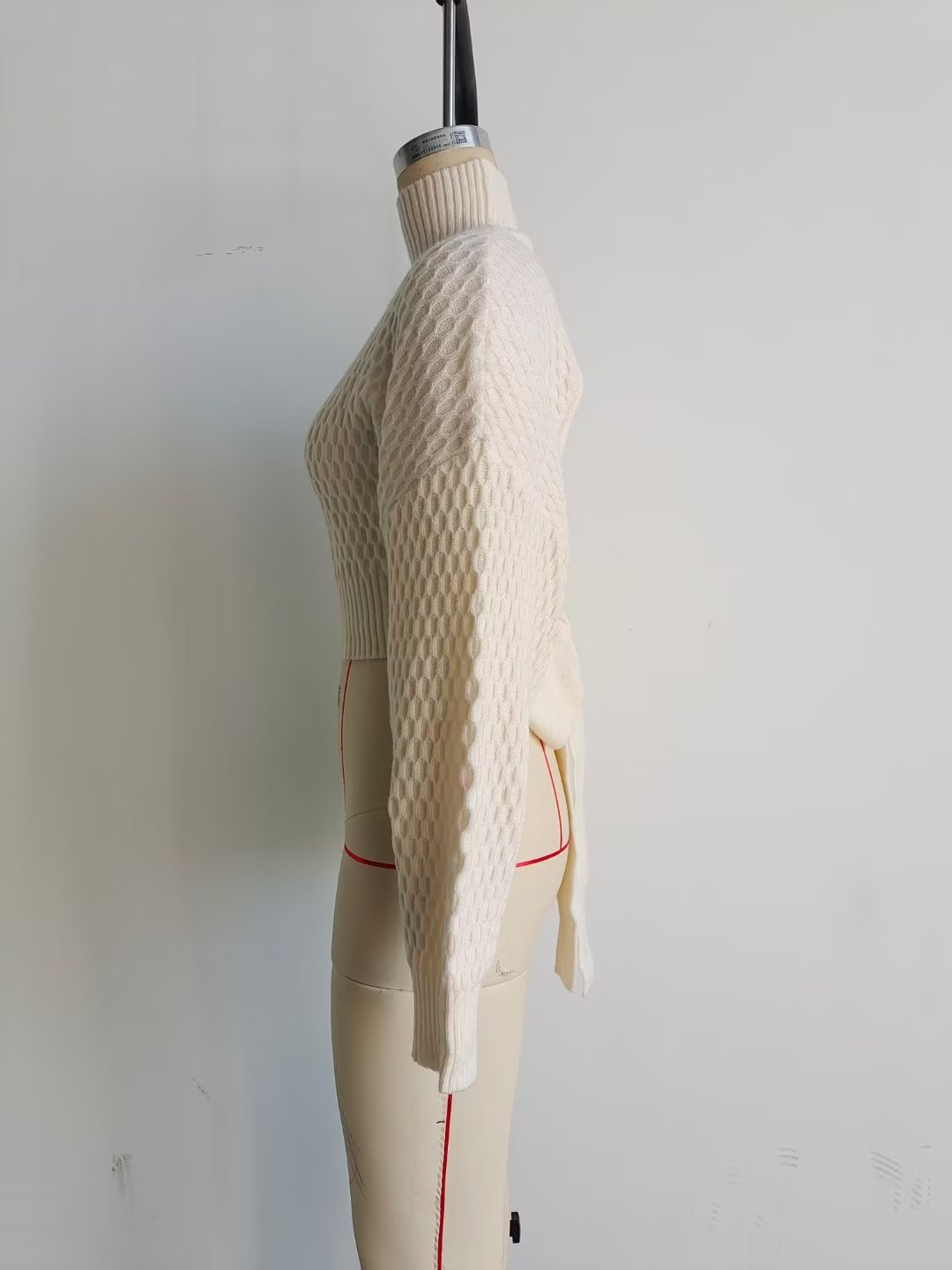 Lockerer rückenfreier Halbrollkragenpullover