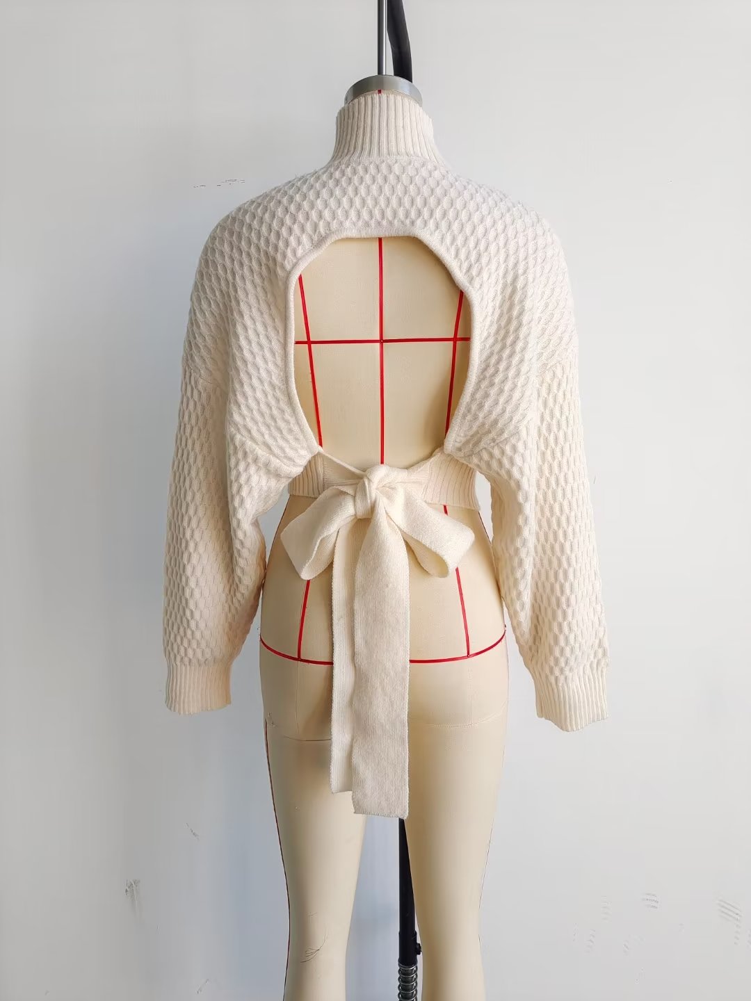 Lockerer rückenfreier Halbrollkragenpullover