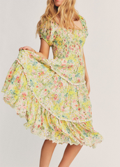 Robe à col carré, manches courtes, taille haute, coutures nouées, motif floral, filigrane, lisière