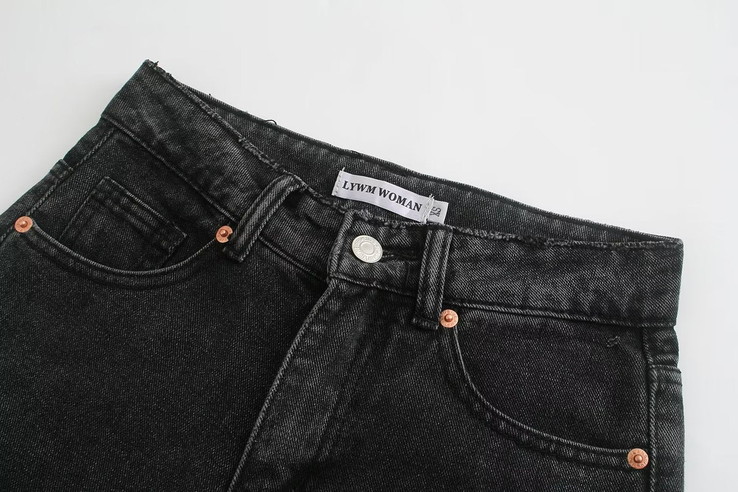 Portez un pantalon en jean noir assorti