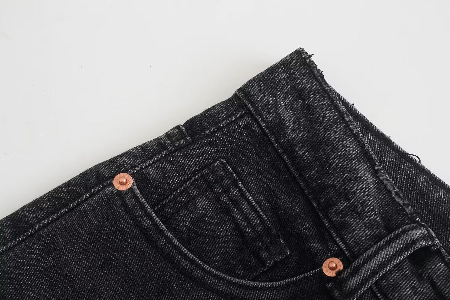 Portez un pantalon en jean noir assorti