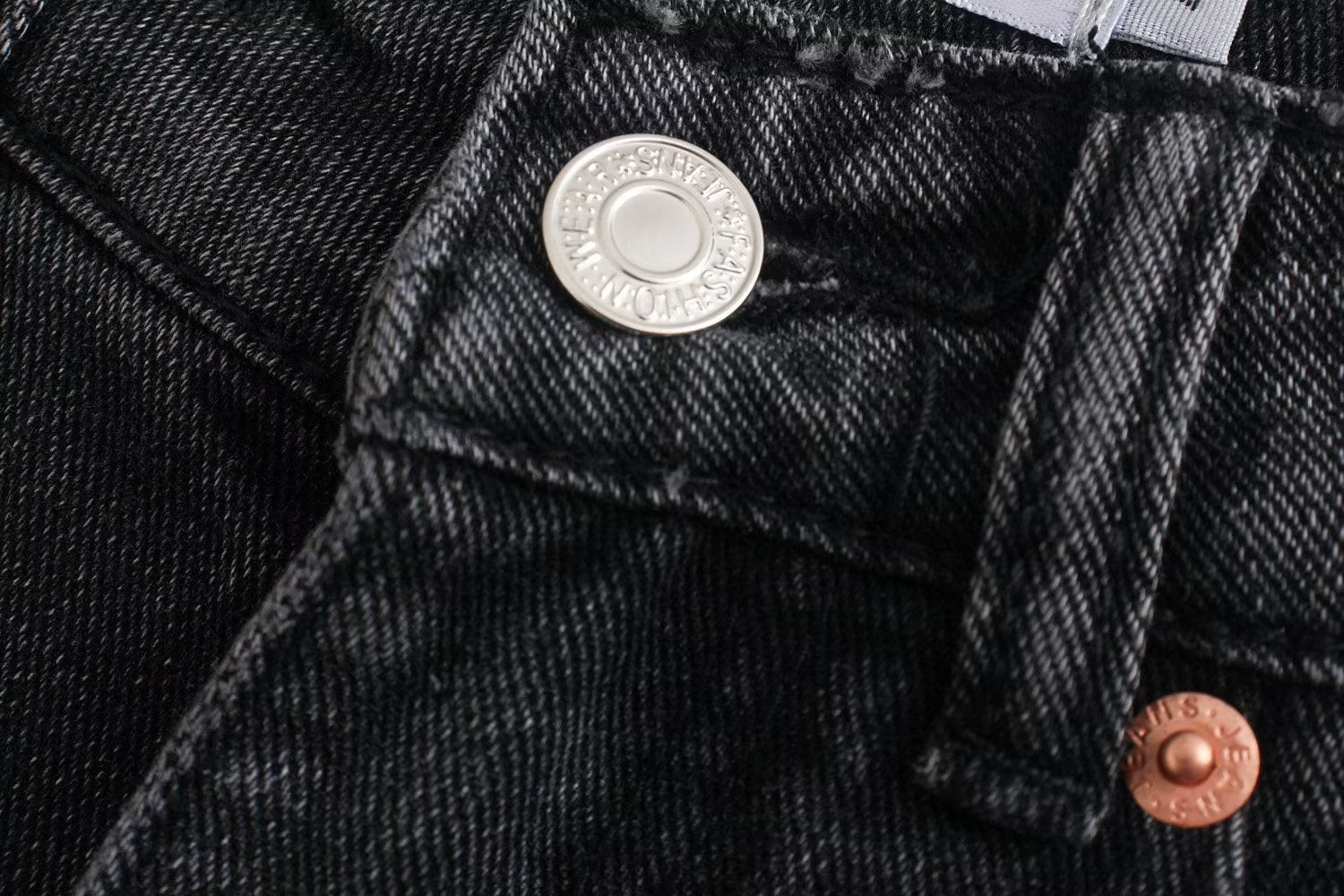 Portez un pantalon en jean noir assorti