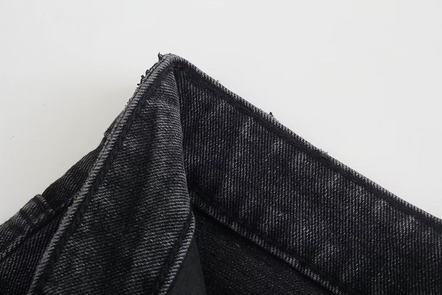 Portez un pantalon en jean noir assorti