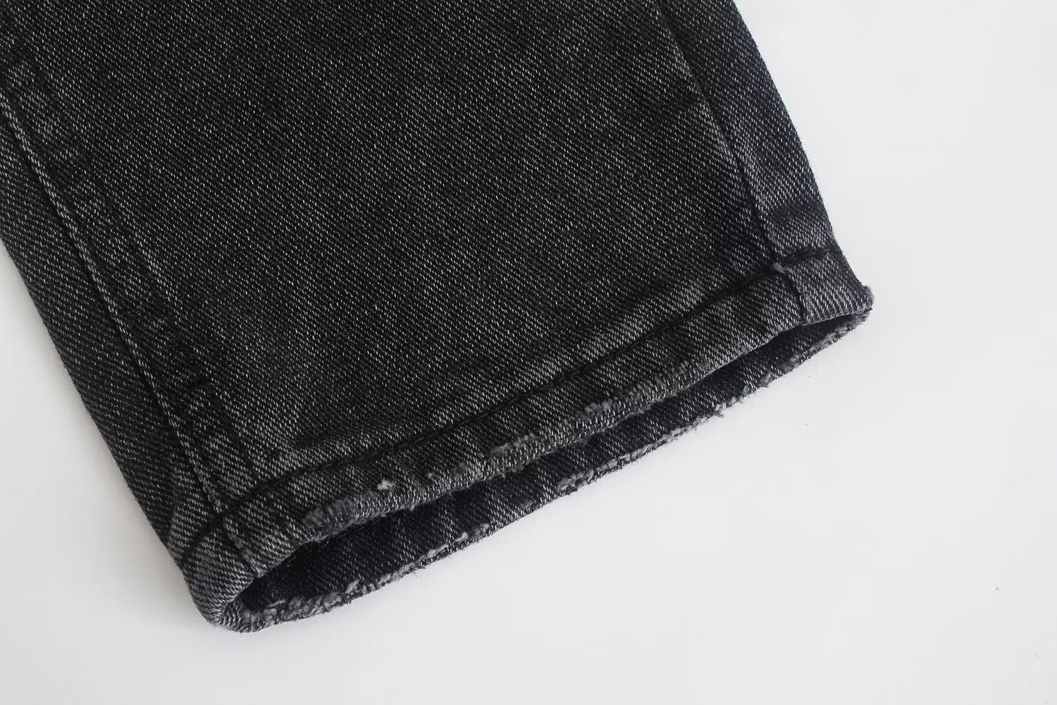 Portez un pantalon en jean noir assorti