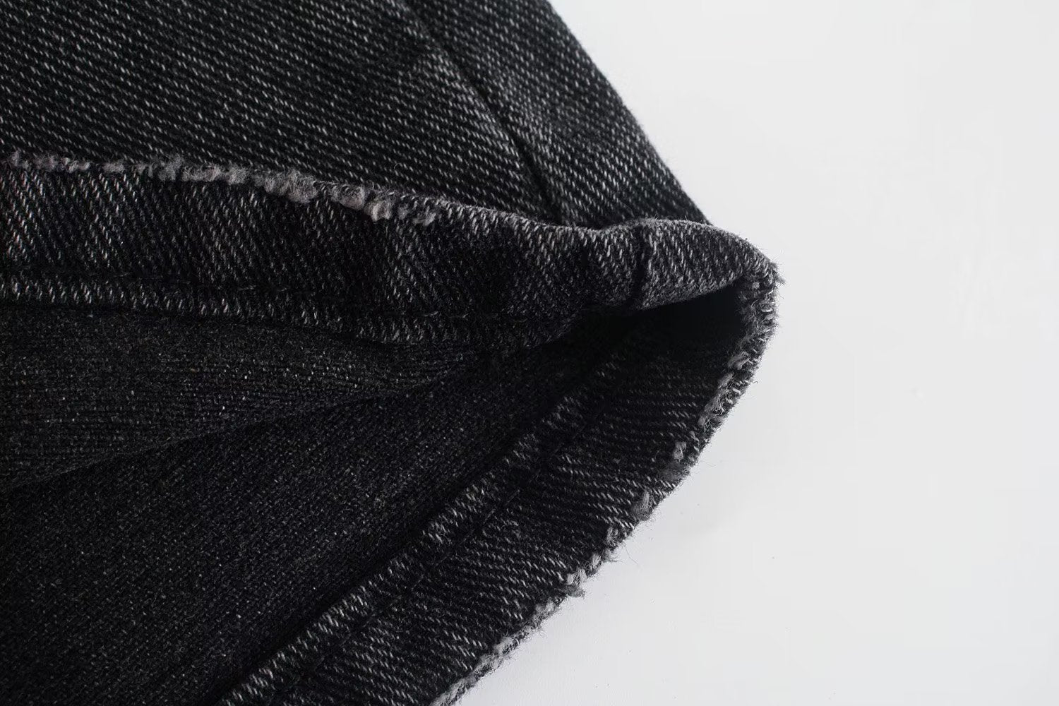 Portez un pantalon en jean noir assorti