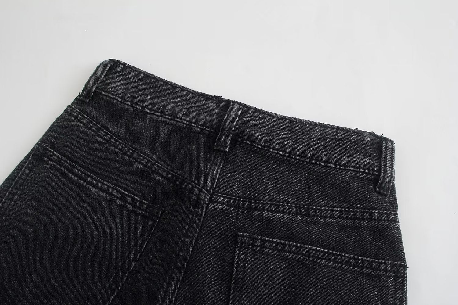 Portez un pantalon en jean noir assorti