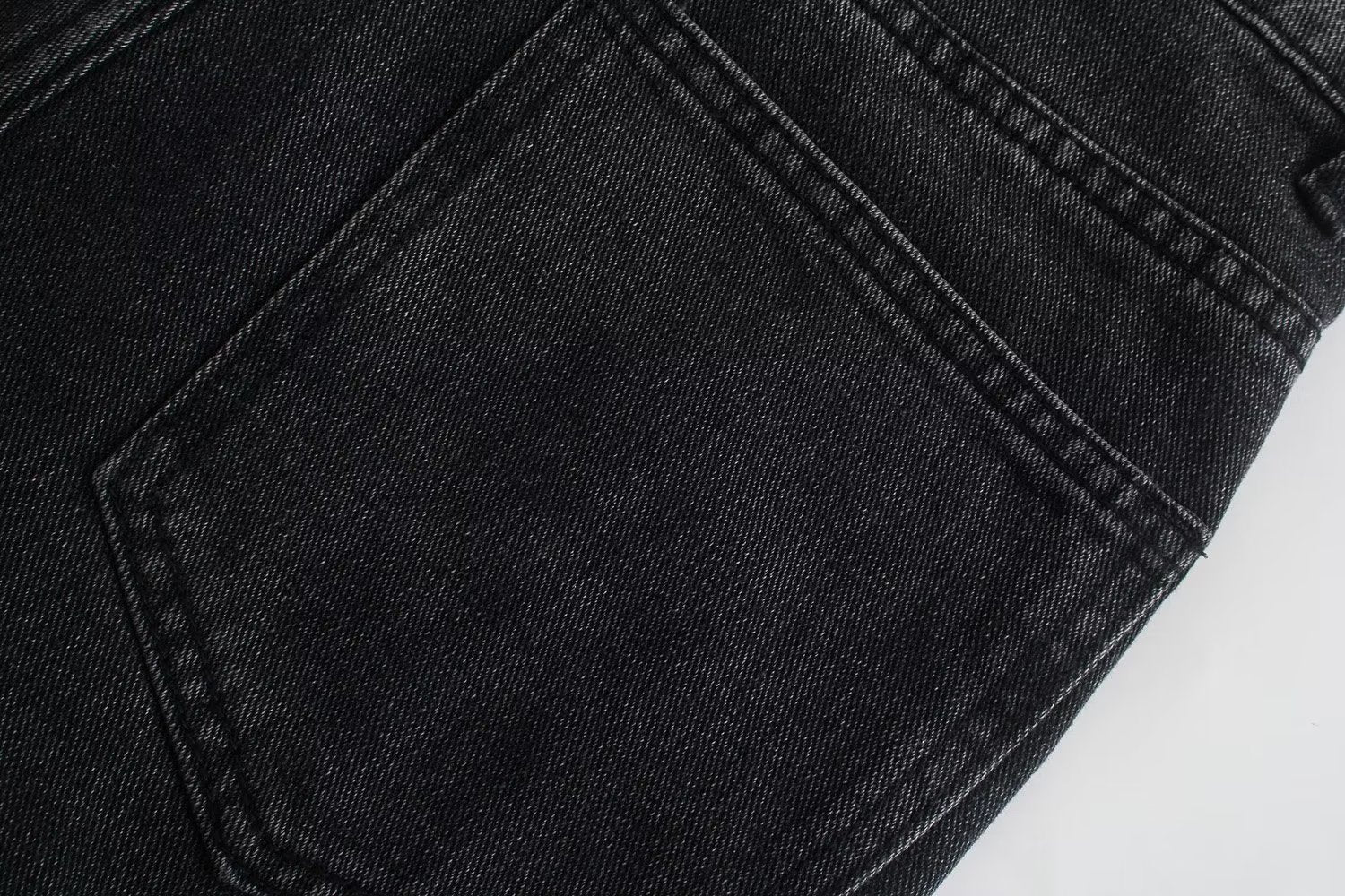 Portez un pantalon en jean noir assorti