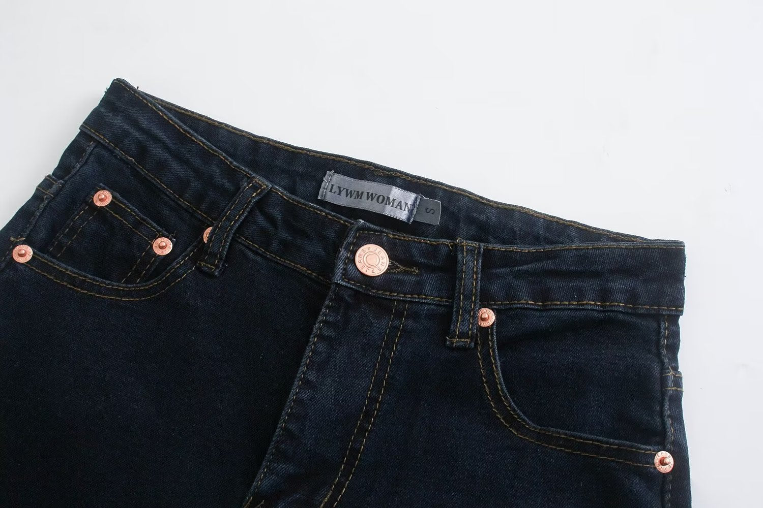 Jean droit amincissant taille haute assorti pour l'automne