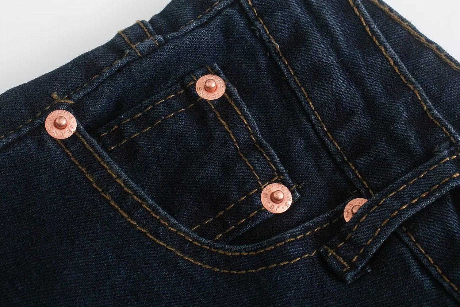 Jean droit amincissant taille haute assorti pour l'automne
