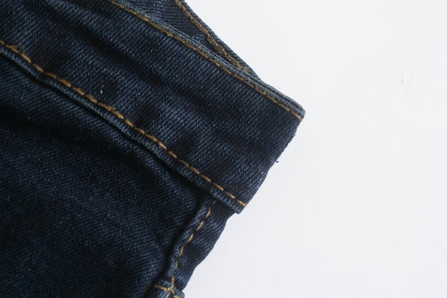 Jean droit amincissant taille haute assorti pour l'automne