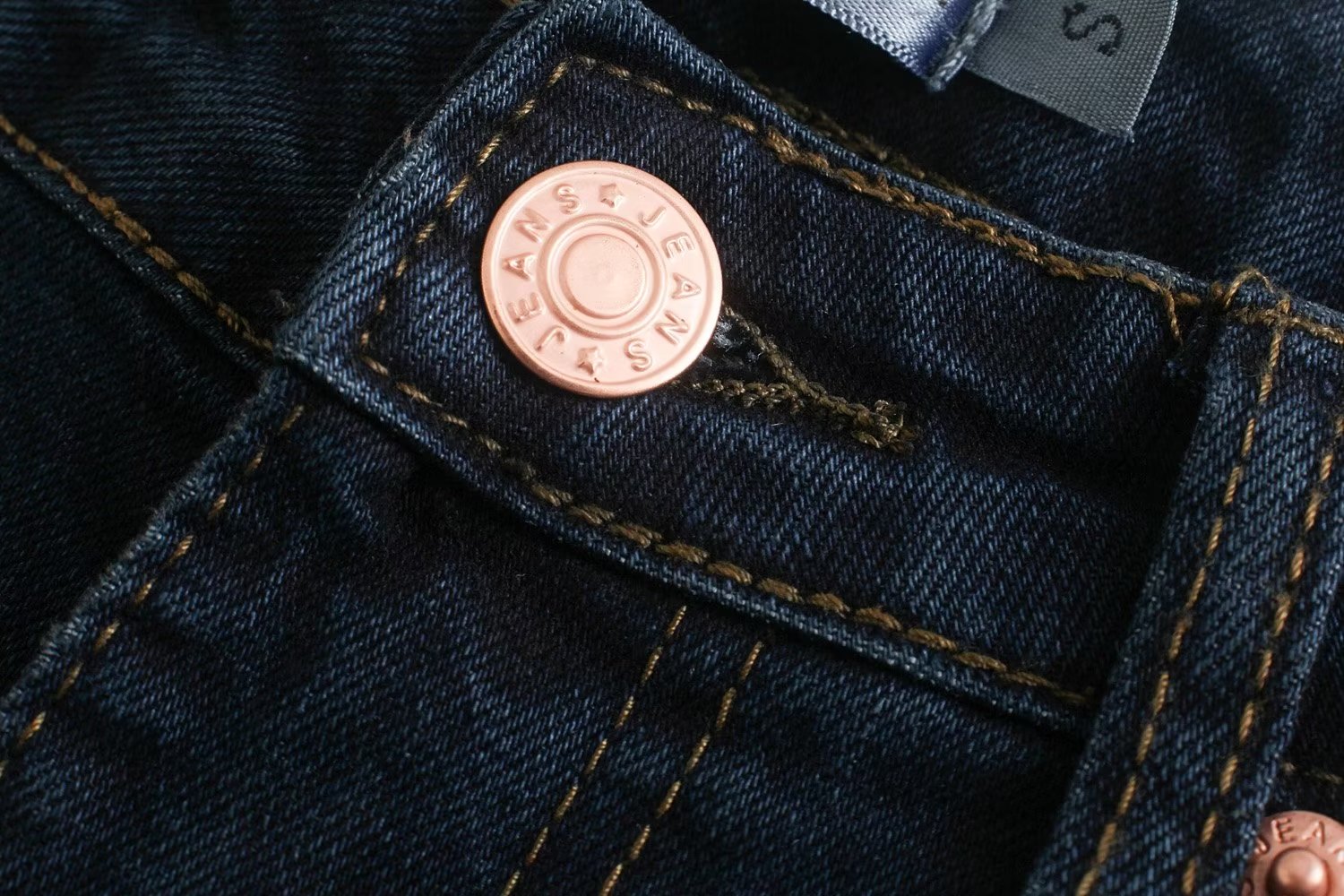 Jean droit amincissant taille haute assorti pour l'automne