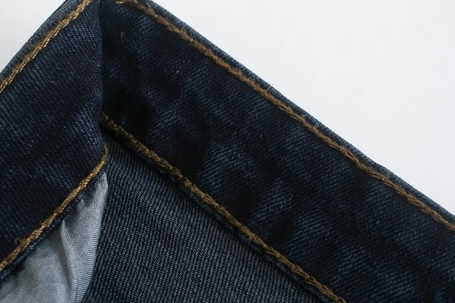 Jean droit amincissant taille haute assorti pour l'automne