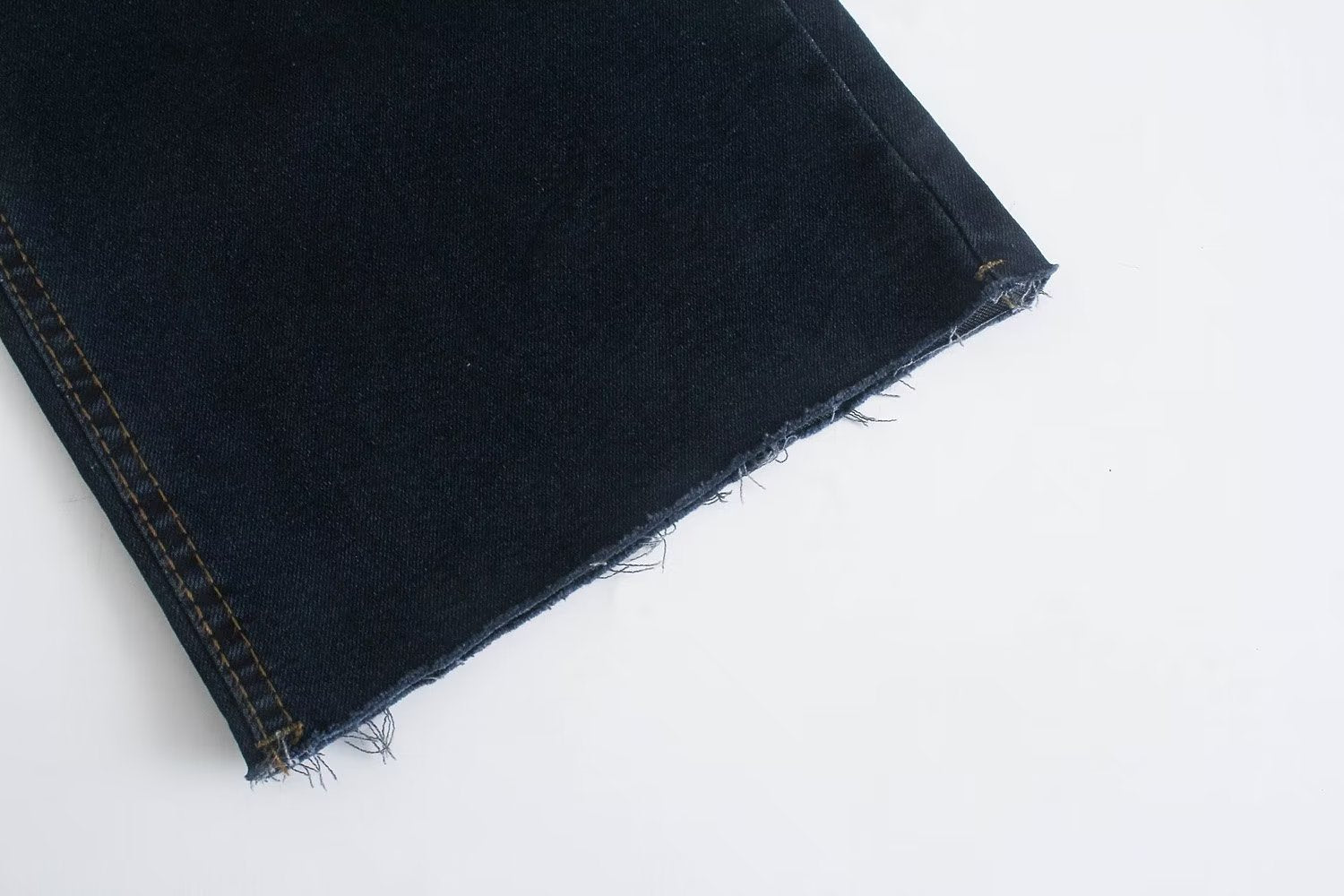 Jean droit amincissant taille haute assorti pour l'automne