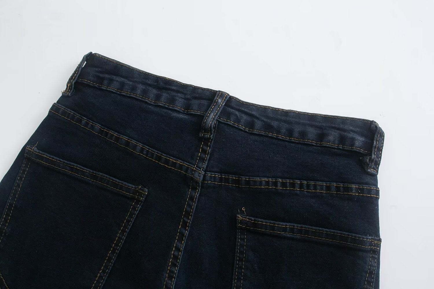 Jean droit amincissant taille haute assorti pour l'automne