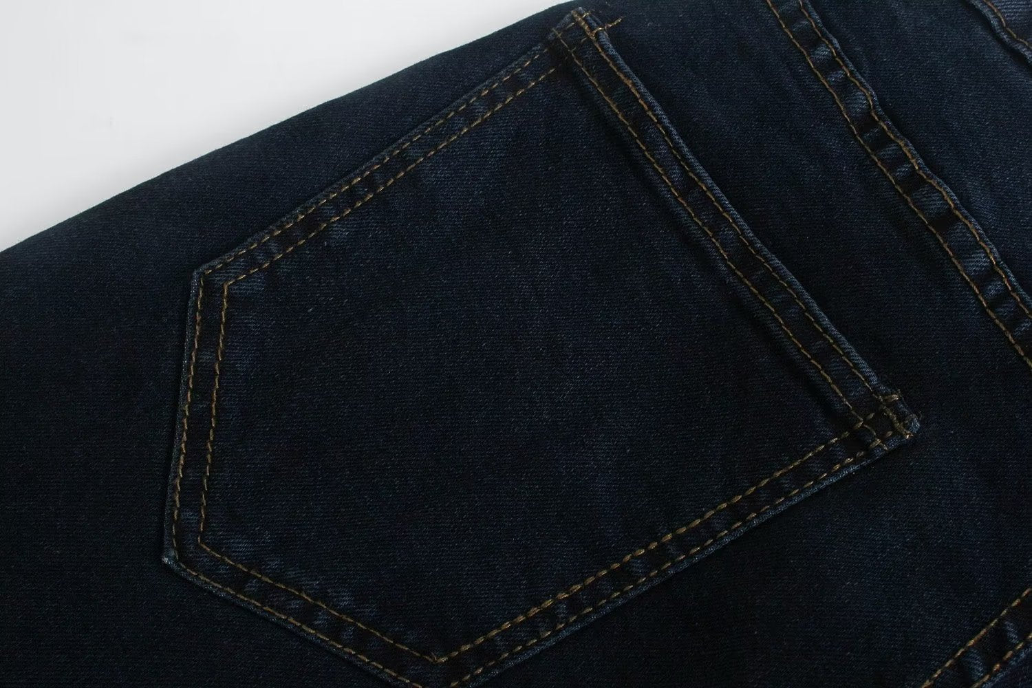 Jean droit amincissant taille haute assorti pour l'automne